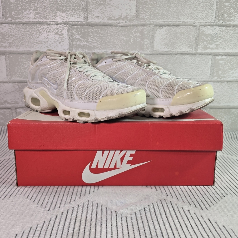 Nike Air Max Plus Women's White DM2362 100 Used w/ Box Size 9.5